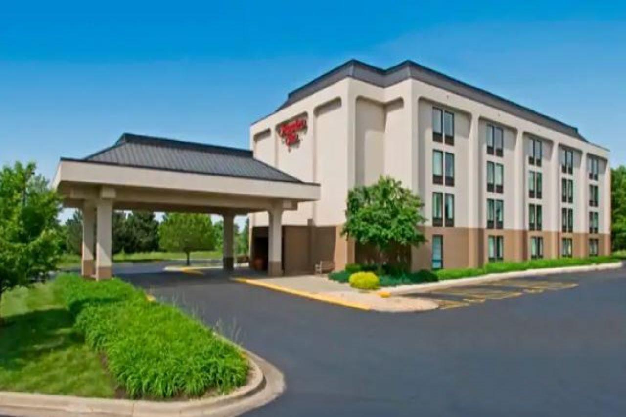 Hampton Inn Kansas City - Airport Exterior photo