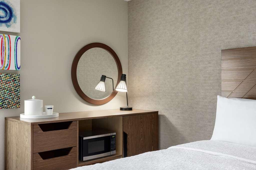 Hampton Inn Kansas City - Airport Room photo