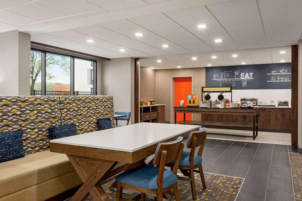 Hampton Inn Kansas City - Airport Restaurant photo