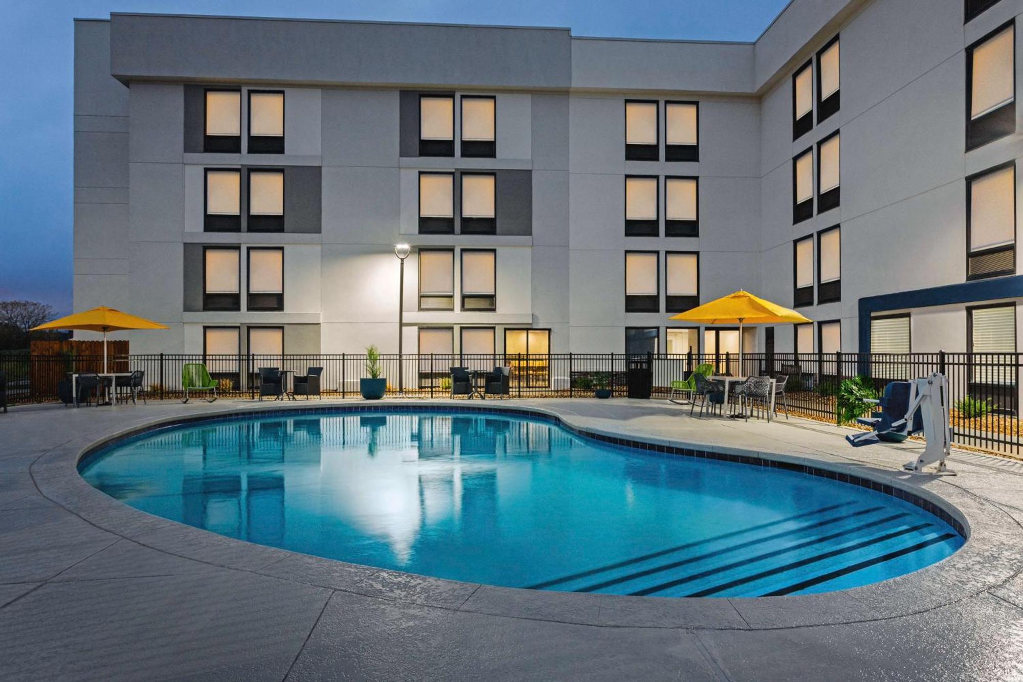 Hampton Inn Kansas City - Airport Exterior photo